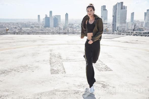 Ebru Şallı'dan sette spor
