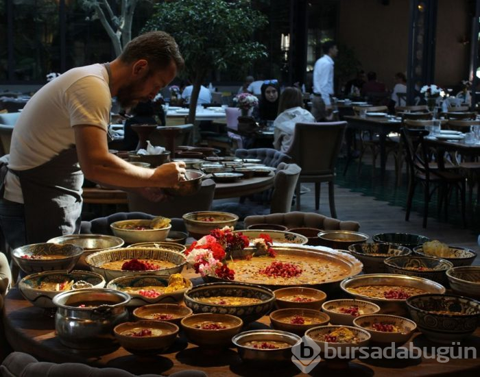 20 bin dolarlık antika çini tabaklarda aşure ikramı