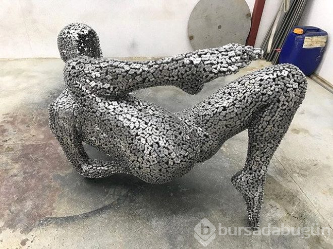 Bisiklet zincirinden yaptığı çıplak heykellerle hayran bırakıyor
