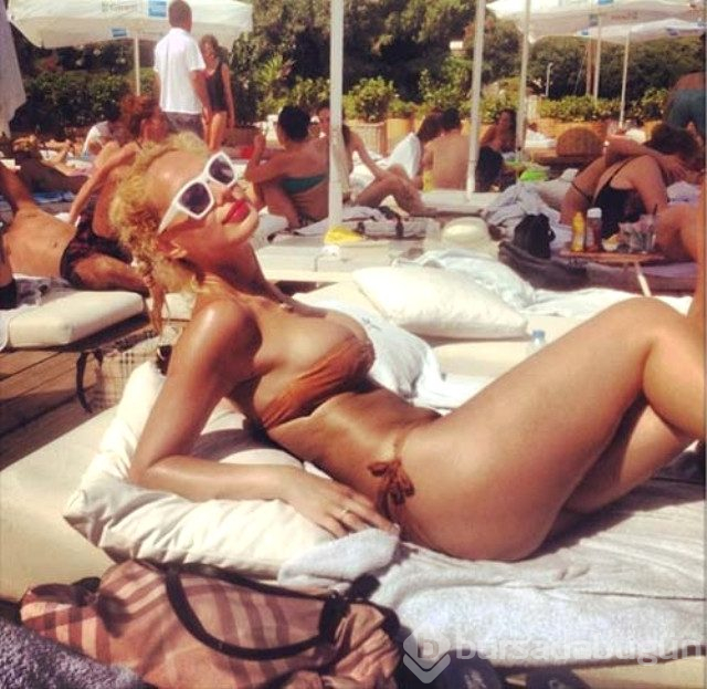 Esra ve Ceyda kardeşler barış pozuyla takipçilerini kendine hayran bıraktı
