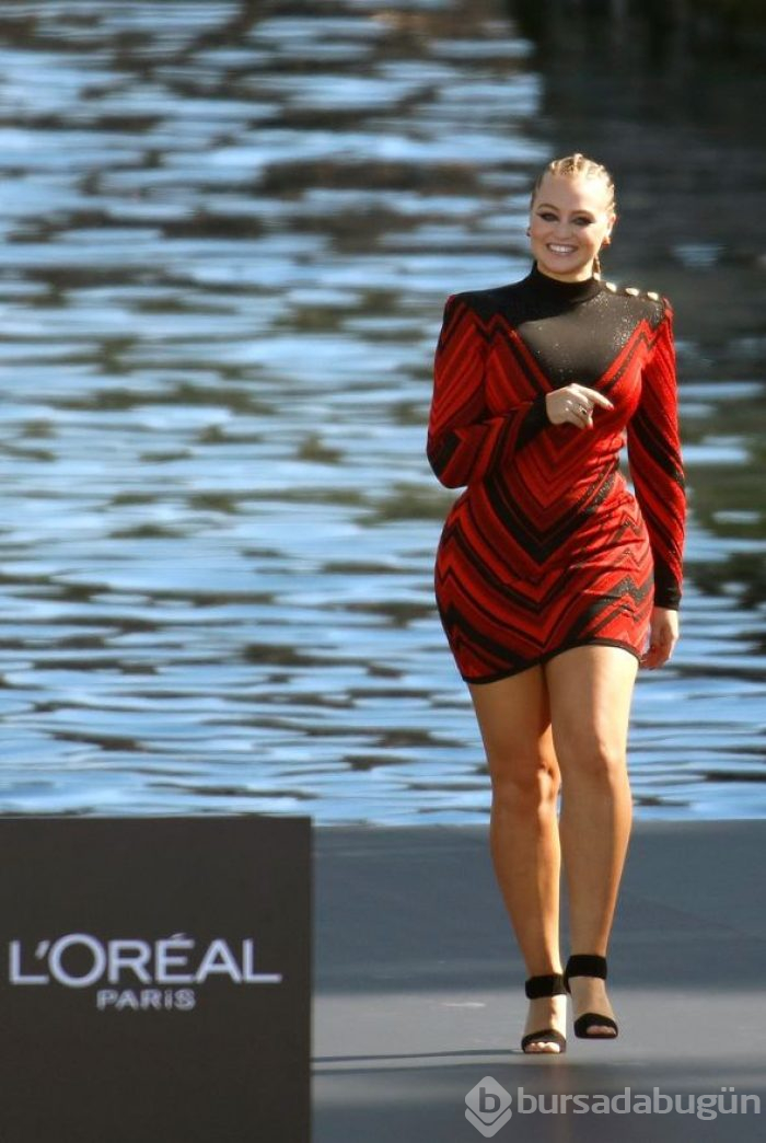 Iskra Lawrence Paris Moda Haftası'nda podyumu salladı!
