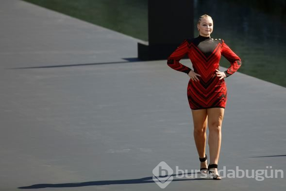 Iskra Lawrence Paris Moda Haftası'nda podyumu salladı!

