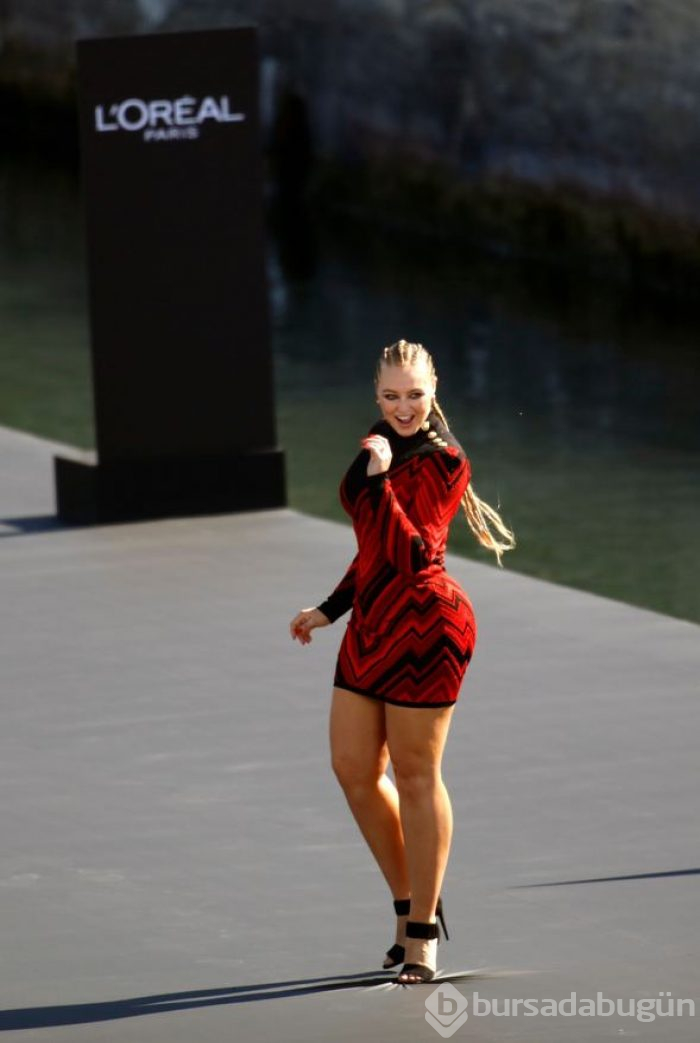 Iskra Lawrence Paris Moda Haftası'nda podyumu salladı!
