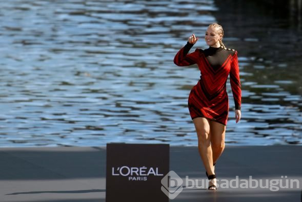 Iskra Lawrence Paris Moda Haftası'nda podyumu salladı!
