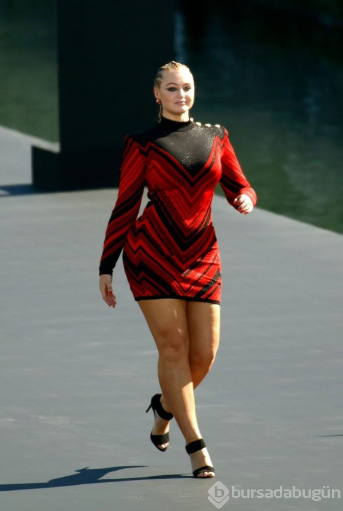 Iskra Lawrence Paris Moda Haftası'nda podyumu salladı!
