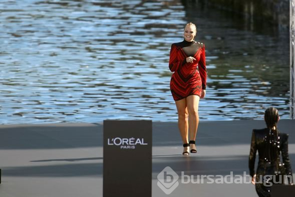 Iskra Lawrence Paris Moda Haftası'nda podyumu salladı!
