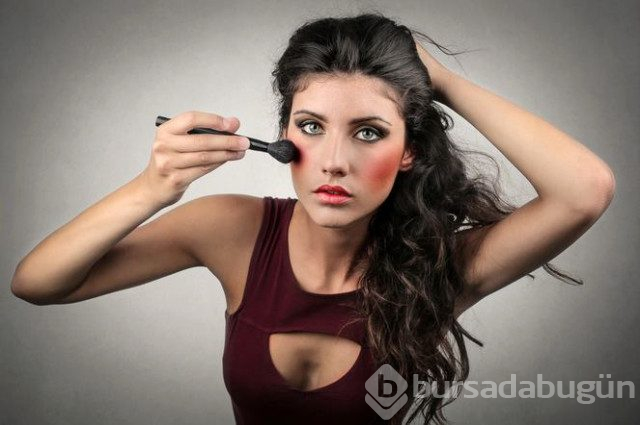 Fazla makyaj yaptığınızda başınıza gelebilecek 4 şey
