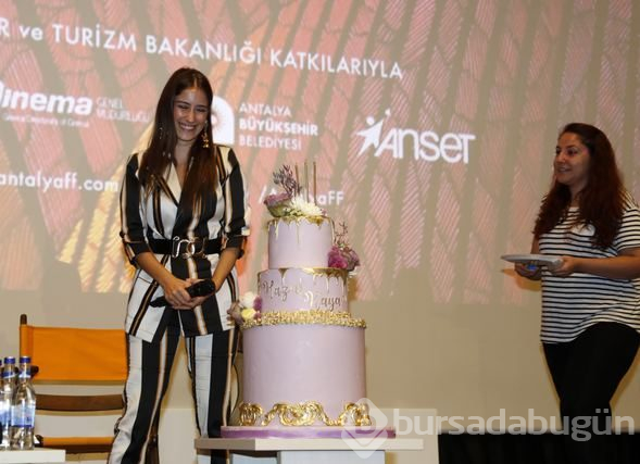 Hazal Kaya'ya doğum günü sürprizi

