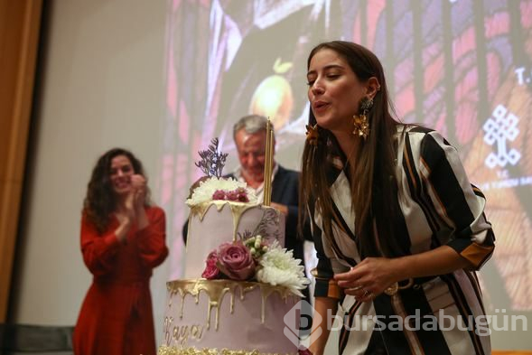Hazal Kaya'ya doğum günü sürprizi
