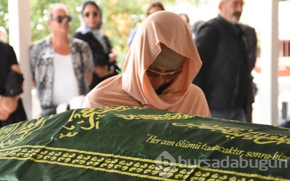 'O haberler bizi çok üzdü!' Usta oyuncu son yolculuğuna uğurlandı
