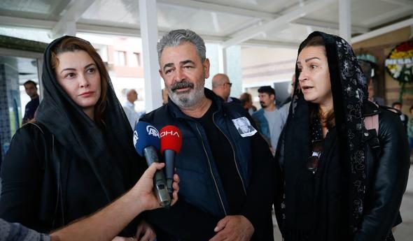 'O haberler bizi çok üzdü!' Usta oyuncu son yolculuğuna uğurlandı
