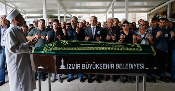 'O haberler bizi çok üzdü!' Usta oyuncu son yolculuğuna uğurlandı

