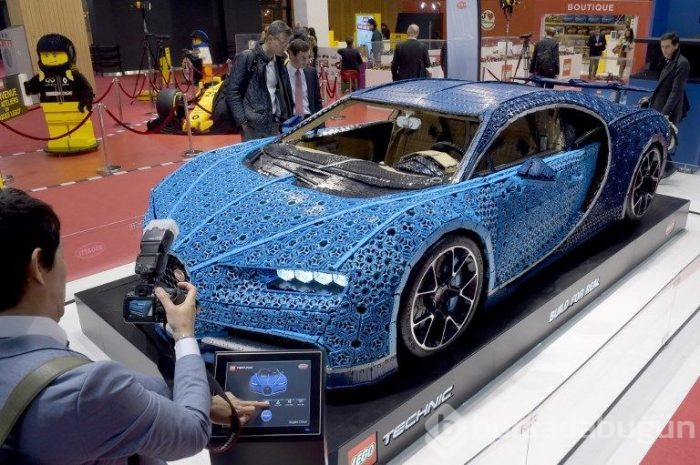 1.5 tonluk 'Lego Chiron' (1 milyon parça)