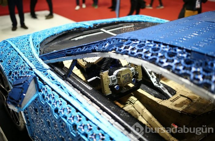 1.5 tonluk 'Lego Chiron' (1 milyon parça)