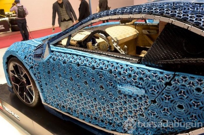 1.5 tonluk 'Lego Chiron' (1 milyon parça)