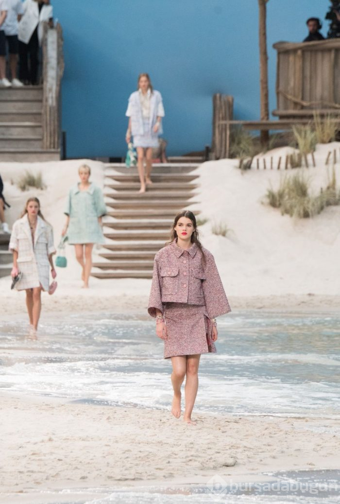 Fransız moda devi Chanel sahili podyuma taşıdı