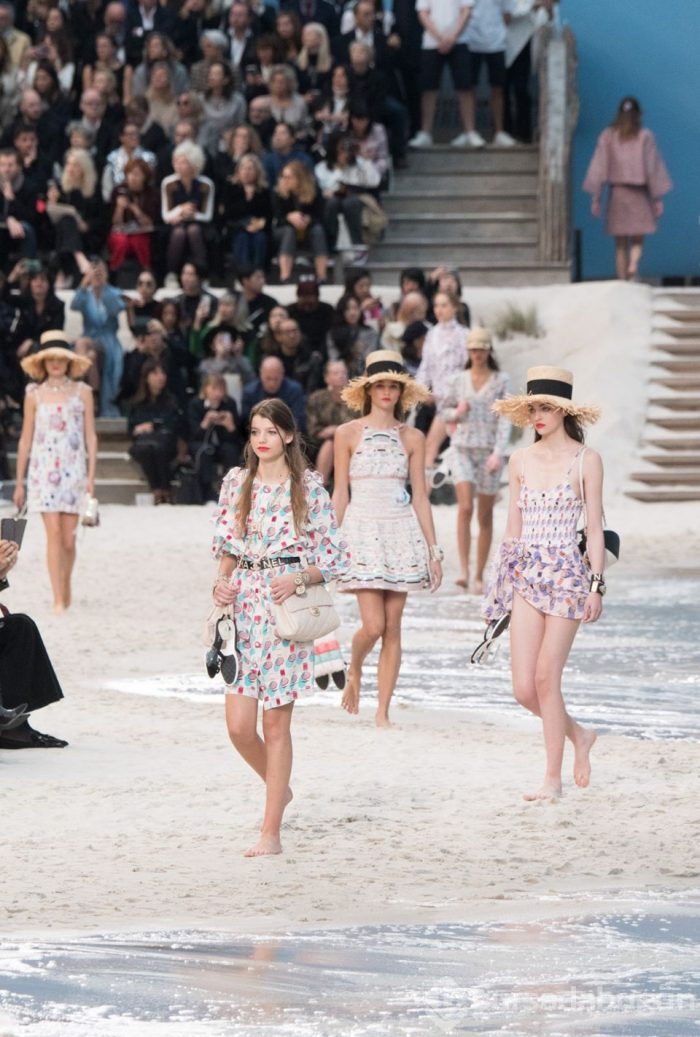 Fransız moda devi Chanel sahili podyuma taşıdı