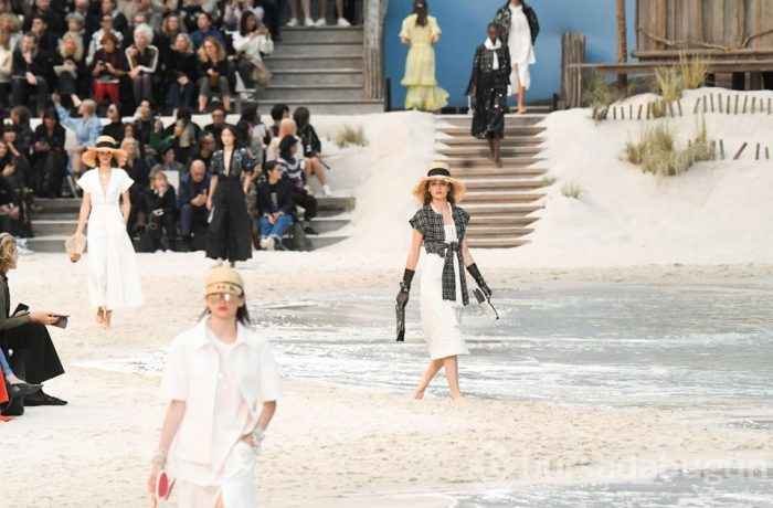 Fransız moda devi Chanel sahili podyuma taşıdı