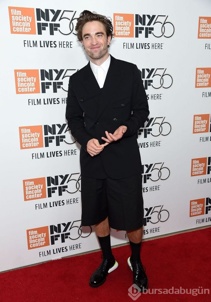 Robert Pattinson'ın şortlu kırmızı halı kıyafeti
