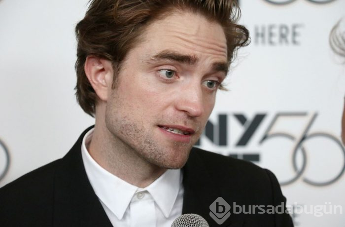Robert Pattinson'ın şortlu kırmızı halı kıyafeti
