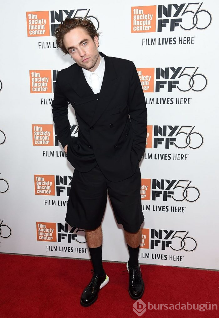 Robert Pattinson'ın şortlu kırmızı halı kıyafeti
