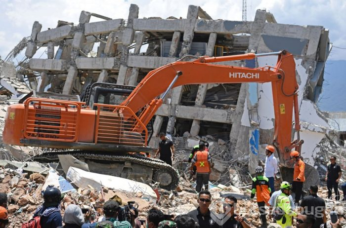 Endonezya'da deprem sonrası yanardağ patladı