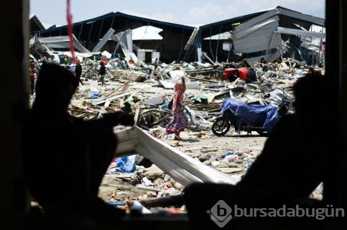 Endonezya'da deprem sonrası yanardağ patladı