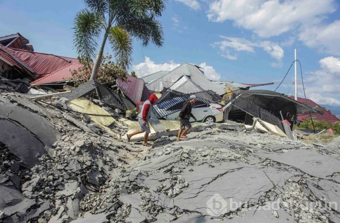 Endonezya'da deprem sonrası yanardağ patladı