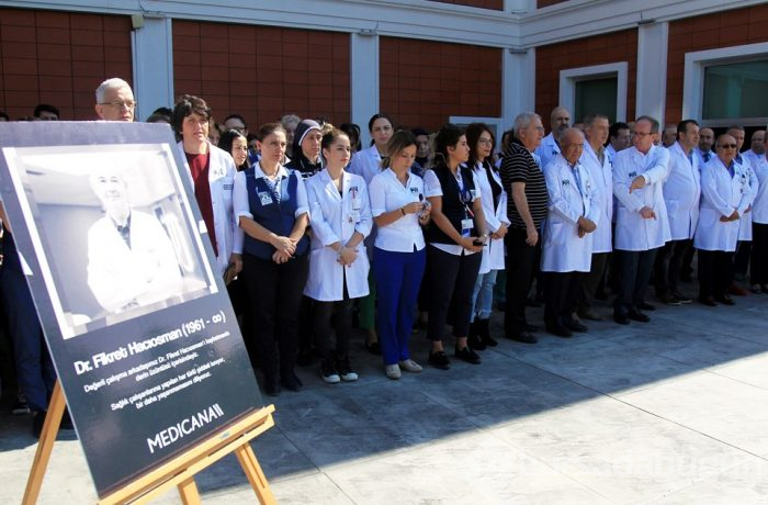 Öldürülen doktor için hastane önünde tören