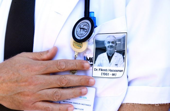 Öldürülen doktor için hastane önünde tören