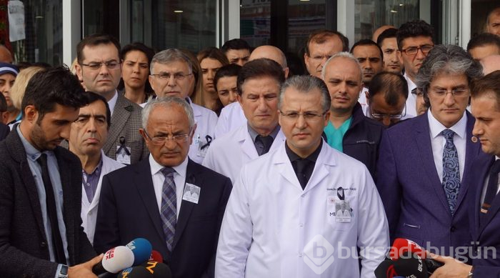 Öldürülen doktor için hastane önünde tören