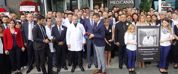 Öldürülen doktor için hastane önünde tören