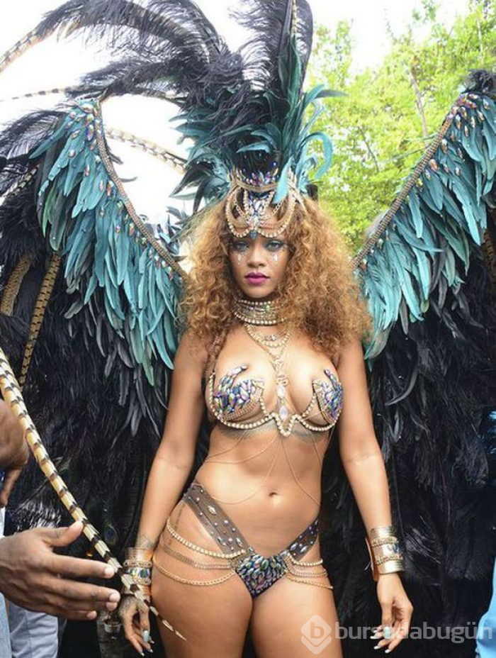 Rihanna, kozmetik markasının birinci yılını kutladı!
