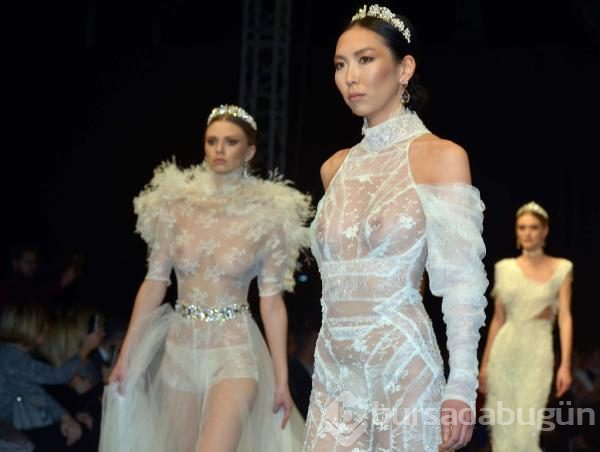 Moda şovuna transparan gelinlik damgası