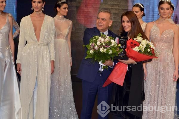 Moda şovuna transparan gelinlik damgası