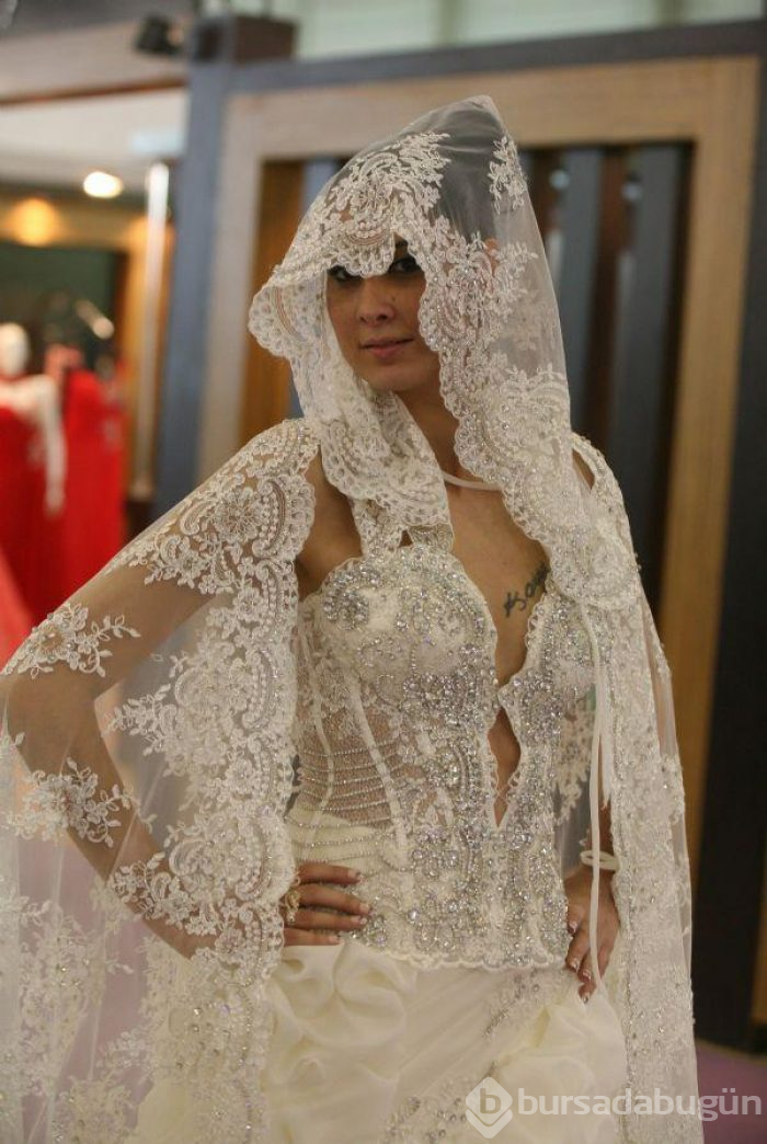 Moda şovuna transparan gelinlik damgası