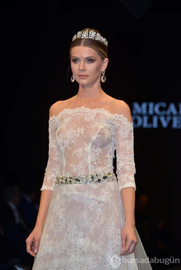Moda şovuna transparan gelinlik damgası