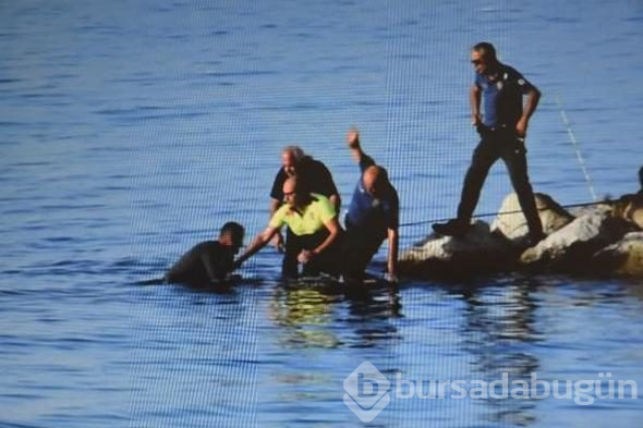 Kuşadası'nda dehşet anları! 2 polis son anda engel oldu...
