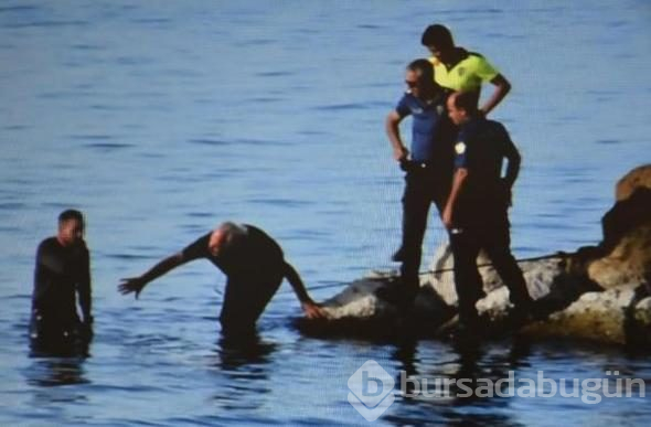 Kuşadası'nda dehşet anları! 2 polis son anda engel oldu...
