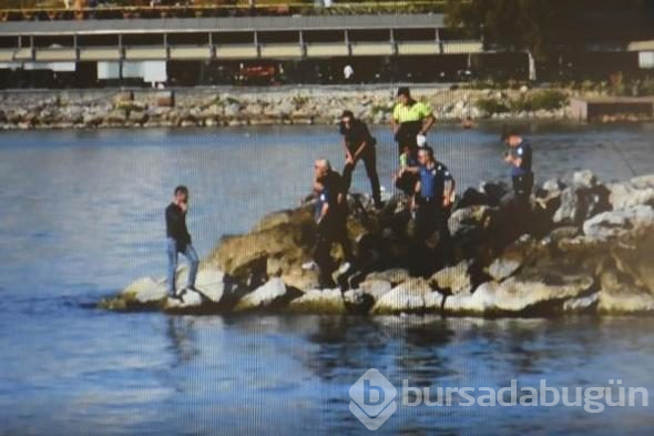 Kuşadası'nda dehşet anları! 2 polis son anda engel oldu...
