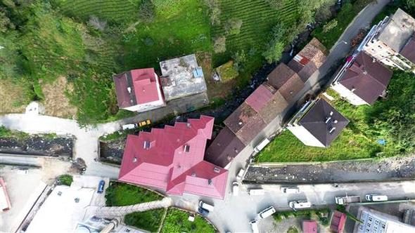 Dere ortasına 4 katlı bina
