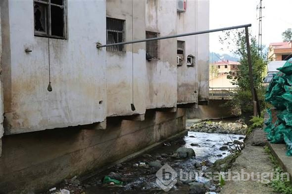 Dere ortasına 4 katlı bina