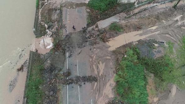 Doğu Karadeniz'de sağanak, sel ve heyelana yol açtı, yollar kapandı
