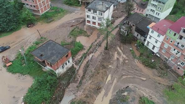 Doğu Karadeniz'de sağanak, sel ve heyelana yol açtı, yollar kapandı
