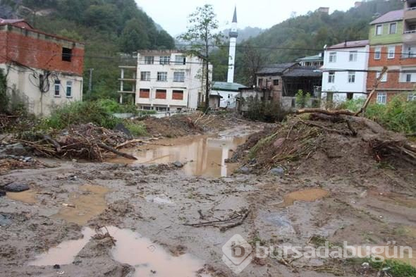 Doğu Karadeniz'de sağanak, sel ve heyelana yol açtı, yollar kapandı
