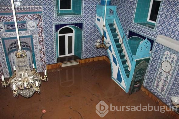 Doğu Karadeniz'de sağanak, sel ve heyelana yol açtı, yollar kapandı
