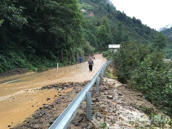 Doğu Karadeniz'de sağanak, sel ve heyelana yol açtı, yollar kapandı
