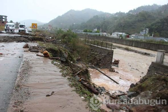 Doğu Karadeniz'de sağanak, sel ve heyelana yol açtı, yollar kapandı
