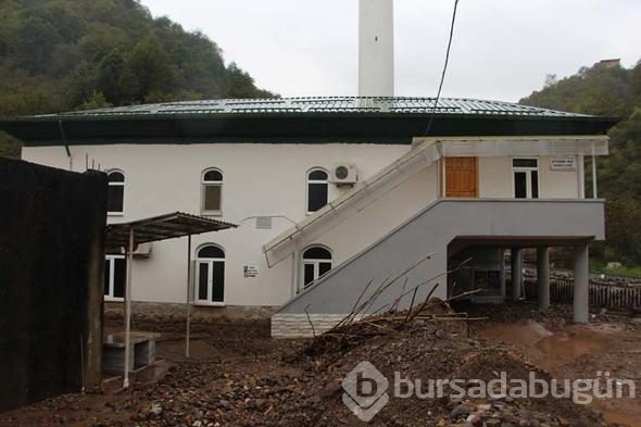 Doğu Karadeniz'de sağanak, sel ve heyelana yol açtı, yollar kapandı
