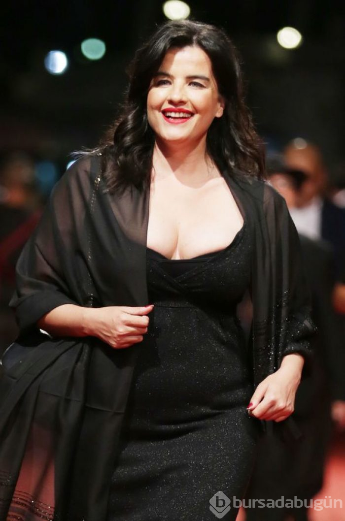 Tuba Ünsal Antalya Film Festivali'nde giydiği elbiseyle alay konusu oldu
